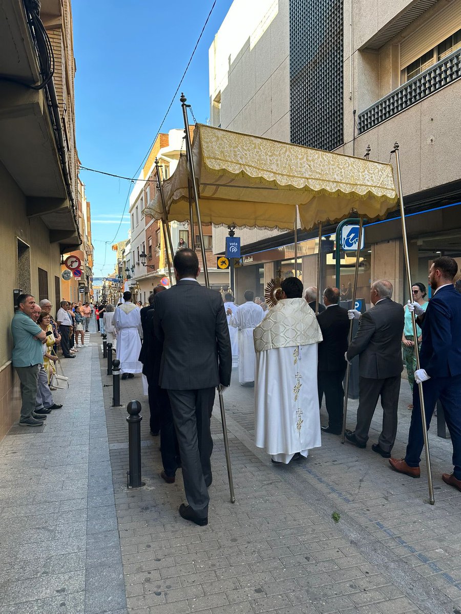 PPRIBARROJAT's tweet photo. ✝️ Ayer, nuestros concejales participaron en la solemne procesión del Corpus Christi.

Posteriormente, asistieron a la misa, que ponía fin a este día festivo ⛪️ https://t.co/3upBCaqzwD
