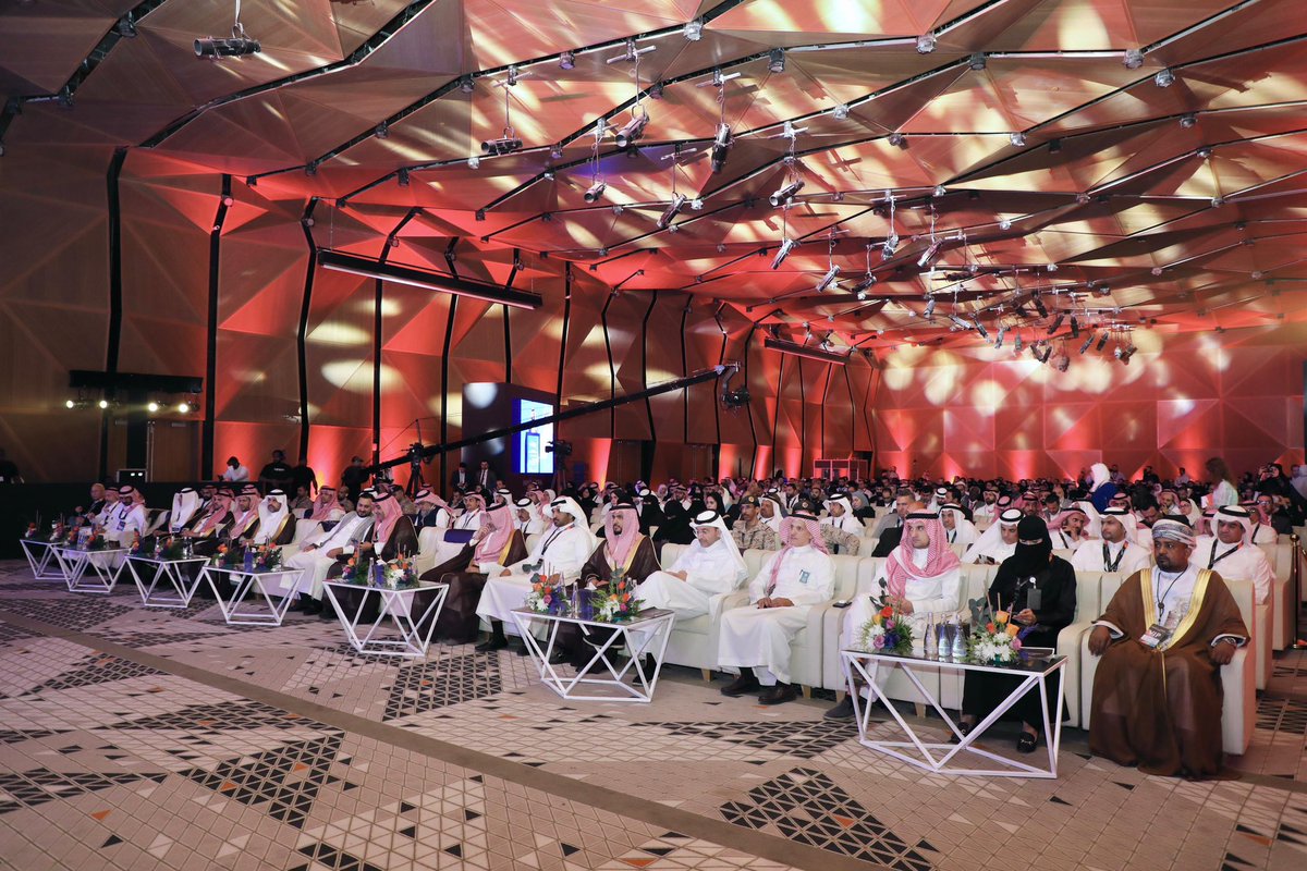 moe_gov_sa's tweet photo. مساعد وزير التعليم للتطوير والتحوّل يُلقي الكلمة الافتتاحية في قمة #انوكسيرا_2024 بالرياض، بحضور خبراء تكنولوجيا التعليم؛ لمناقشة أحدث التطوّرات التقنية، واستعراض التحديّات التي تواجه التعليم، وأبرز الحلول الفاعلة بالمدارس..

مؤكدًا أهمية استثمار التقنية بجوانبها المفيدة لخدمة أولويات التعليم، وتعزيز استخدامات الذكاء الاصطناعي؛ لتحسين جودة التعليم، وزيادة فاعليته وكفاءته.. والسعي لتحقيق توازن في علاقتنا بالتقنية وبالآخرين من حولنا، والعمل نحو تحقيق الرفاه الرقمي.

https://t.co/esIz91an8b