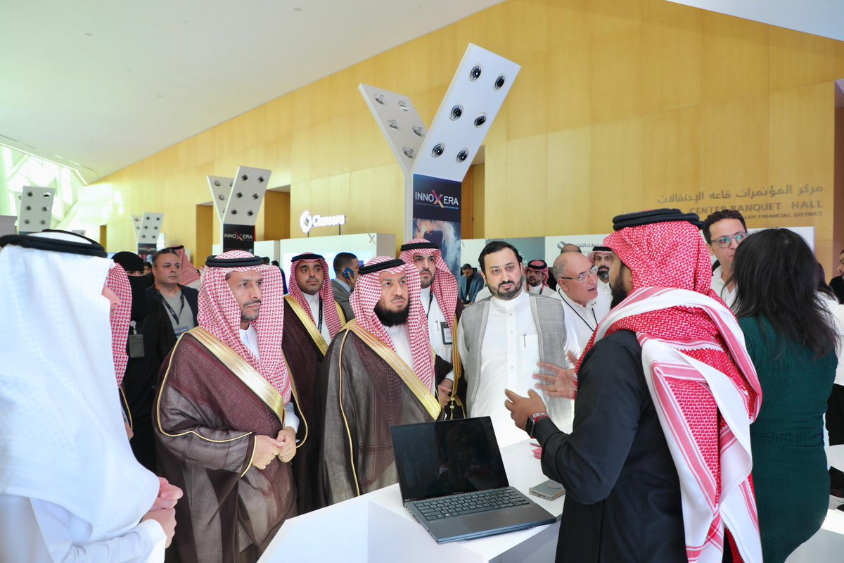 مساعد وزير التعليم للتطوير والتحوّل يُلقي الكلمة الافتتاحية في قمة #انوكسيرا_2024 بالرياض، بحضور خبراء تكنولوجيا التعليم؛ لمناقشة أحدث التطوّرات التقنية، واستعراض التحديّات التي تواجه التعليم، وأبرز الحلول الفاعلة بالمدارس..

مؤكدًا أهمية استثمار التقنية بجوانبها المفيدة لخدمة