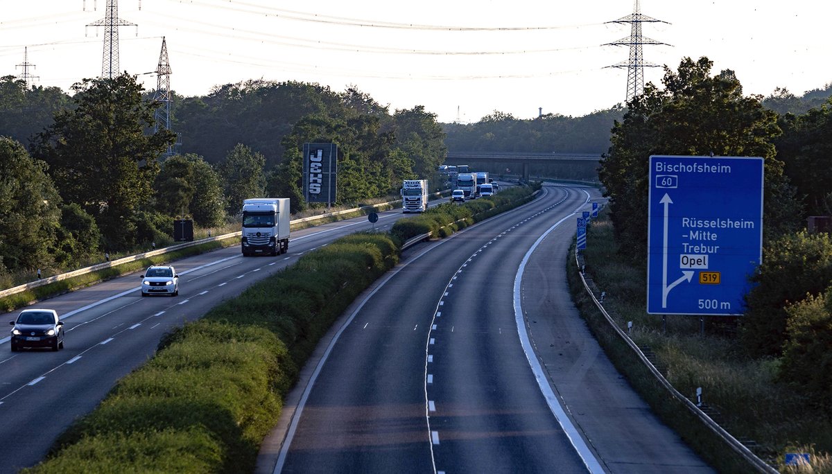 Hallo #Rüsselsheim - solange wir auf Meldungen des Kampfmittelräumdienstes warten, hier ein paar Eindrücke von der A60 heute Abend. Wir informieren, sobald wir Neuigkeiten haben. #Sonderlage_A60. Bilder: Volker Dziemballa