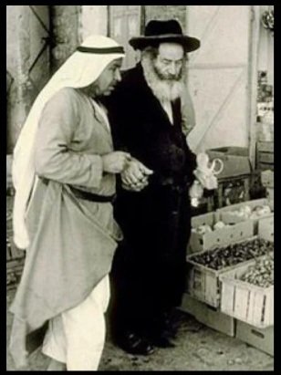 Antes que los sionistas usurparan las tierras palestinas, los judíos vivían pacíficamente como vecinos de musulmanes y cristianos.
El problema no es el judaísmo, el islam o el cristianismo, el problema es el sionismo.
El sionismo es el mayor obstáculo para la paz en Tierra Santa.