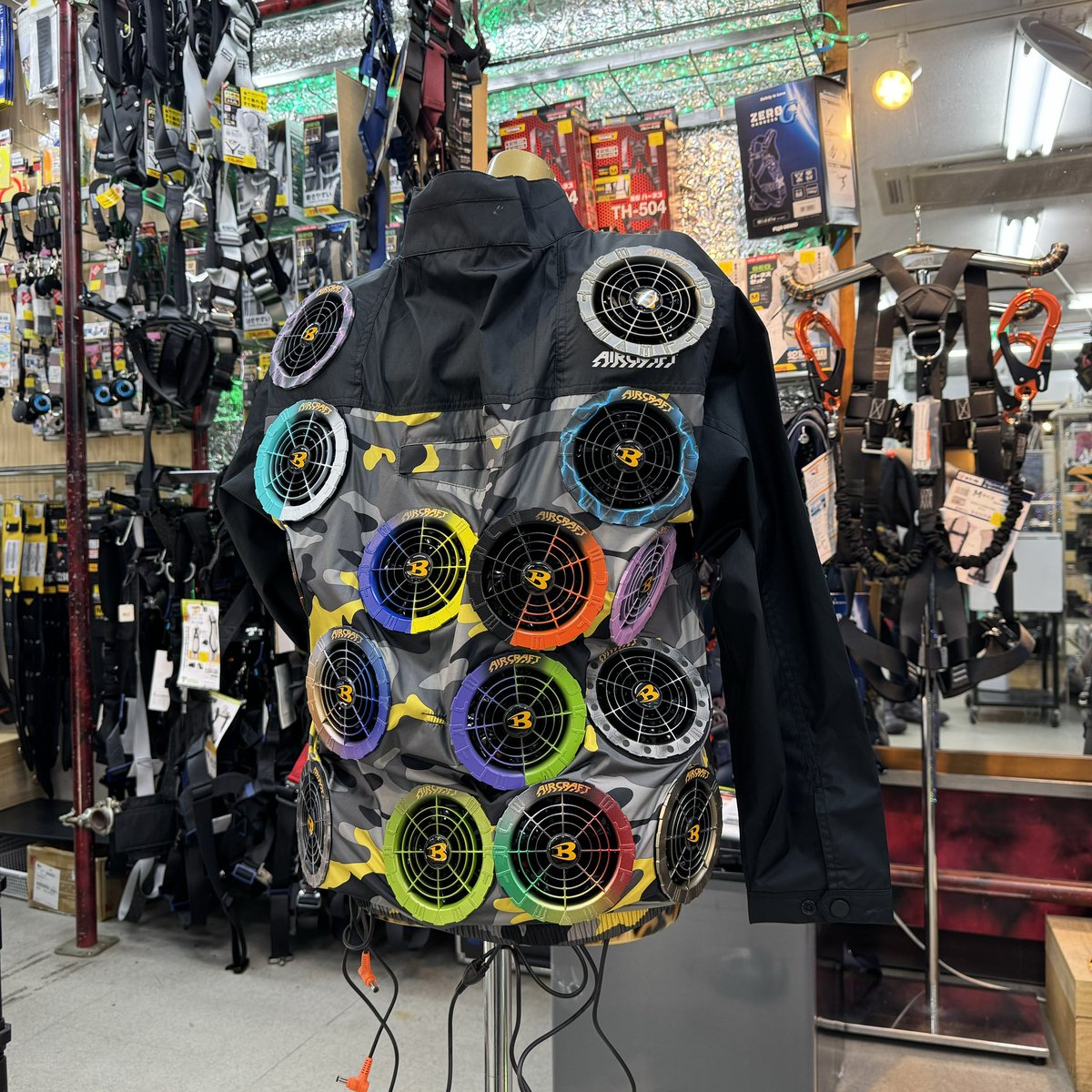 四つ穴　空調服 大好評の『4つ穴空調服』で満足出来ず。 やってしまった。16穴空調服