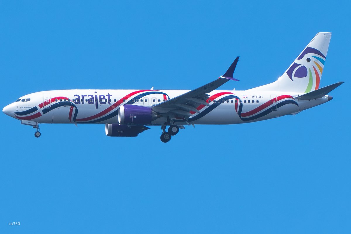bfi_watch_ca350's tweet photo. Brand new @BoeingAirplanes 737-8 for Arajet rocking a special livery with elements from Dominican Republic's flag while landing at Boeing Field after a C1 flight this morning. https://t.co/0ChE9EHUqr