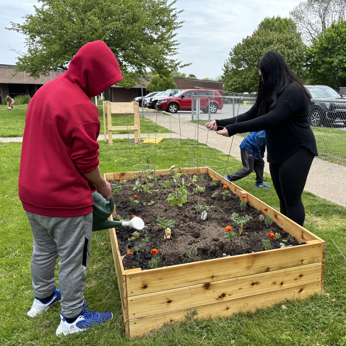MrPaulFerrara's tweet photo. It’s amazing how a space can bring people together. From building the garden beds to planting &amp; maintaining the garden - it’s a team effort across all divisions at @PineGrovePS ! So thankful to work with amazing colleagues to provide opportunities like this for our Ss! #DSBN https://t.co/XwgYhIeec5