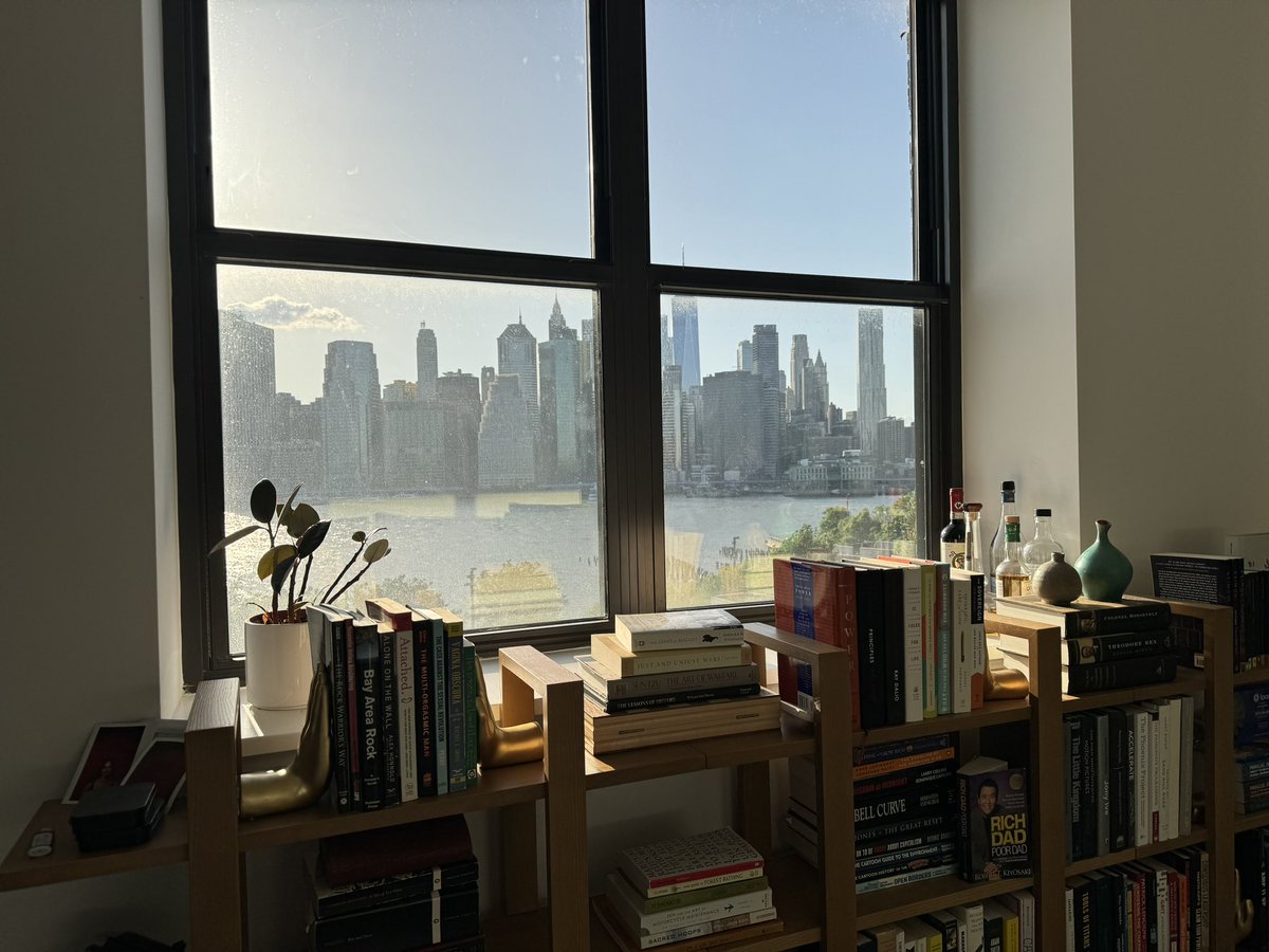 vhmth's tweet photo. A place for peace and thought. 🌻 Brooklyn Heights is for introverts who want a West Village aesthetic. https://t.co/gDFkxP3qYx