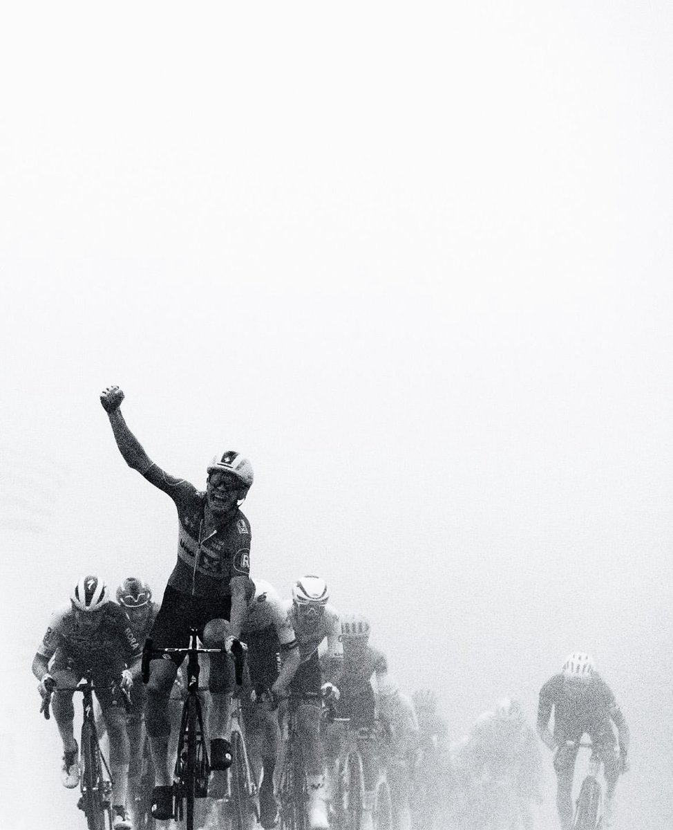 lucxsronald's tweet photo. One of the best finish line photos I have ever seen from cycling.

Chapeau @visualsofharry 👏🏼 https://t.co/O3kjsU9wpe