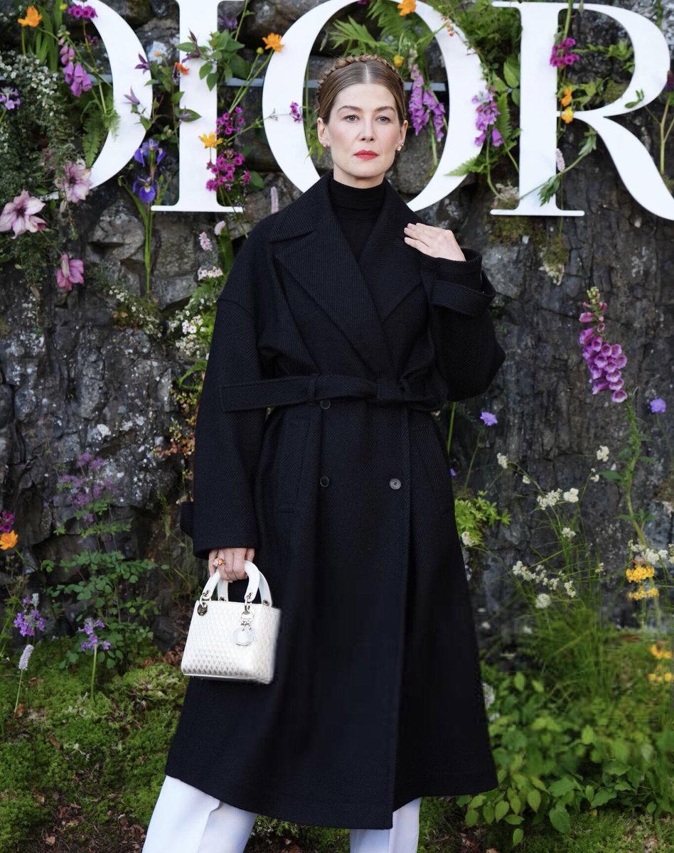dailyrosamund's tweet photo. 📸 Rosamund Pike attends the Dior Cruise 2025 show at Drummond Castle, Perthshire. (June 3, 2024) https://t.co/D00XIirhhs