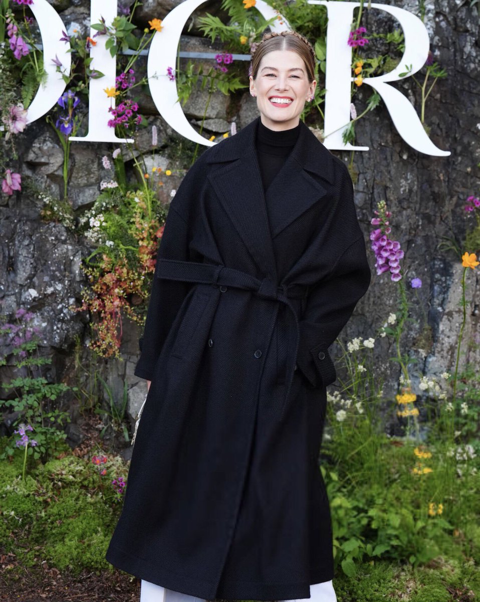 dailyrosamund's tweet photo. 📸 Rosamund Pike attends the Dior Cruise 2025 show at Drummond Castle, Perthshire. (June 3, 2024) https://t.co/D00XIirhhs