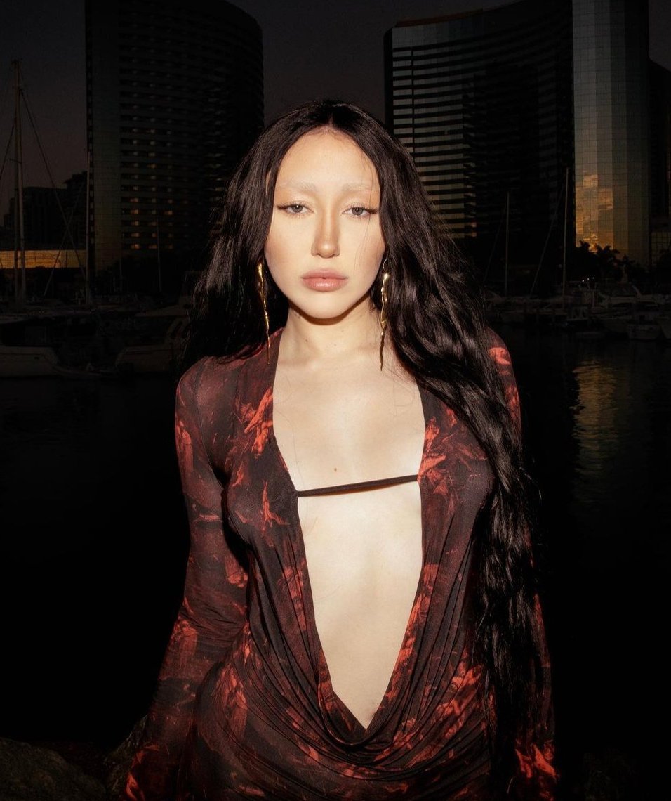 🚨| Noah Cyrus signs an exclusive deal with IMG Models. 

— The agency now represents her across fashion, beauty and endorsements.