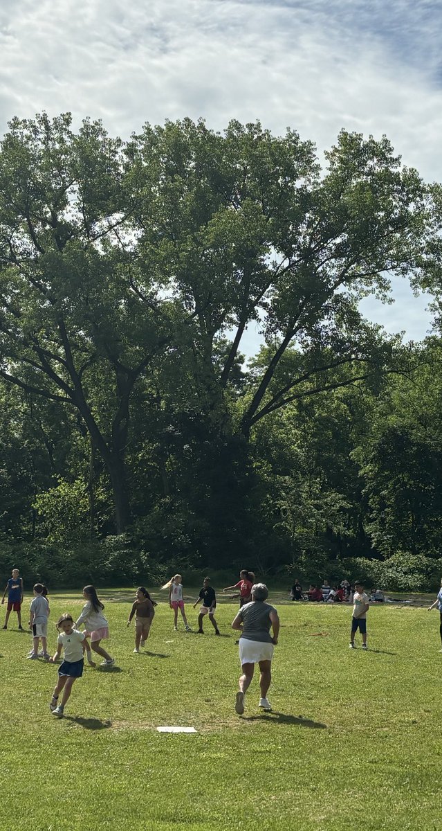 PAWSitivelyPES's tweet photo. Too cool for school! Kickball and Kona Ice! https://t.co/zifaQc3Oq7