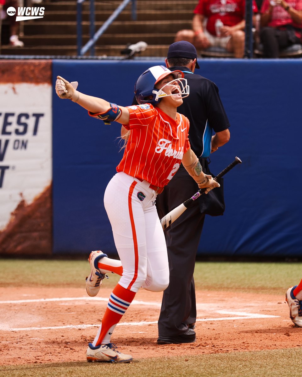 NCAASoftball's tweet photo. SPEEDY SPEEDY 😮‍💨

@kendrafalby races around the bases for an inside the park home run!!!!

#WCWS x @GatorsSB https://t.co/OpZ8dktRZO