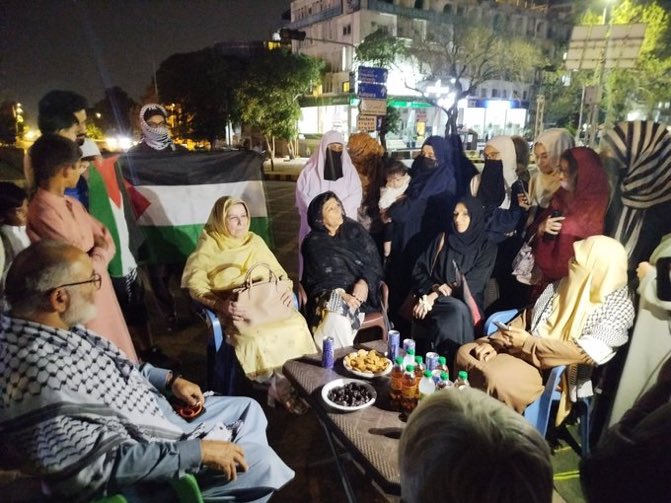 Kafkaistan's tweet photo. "یہودی ایجنٹ" جیل میں ہوتے ہوئے بھی اسرائیلی مظالم کی مذمت کررہا ہے۔

"یہودی ایجنٹ" کی بہنیں غزہ بچاؤ دھرنے میں شرکت کر رہی ہیں

اور وہ جنہوں نے اُس پر "یہودی ایجنٹ" ہونے کا الزام لگایا تھا وہ آج اقتدار میں ہیں اور وہ پاکستانی سٹیڈیم میں فلسطین کا جھنڈا نہیں لہرانے دیتے، انکے دورِ اقتدار میں فلسطینیوں کے حق میں دھرنہ دیتے نوجوانوں کو شراب میں دھت ڈرائیور گاڑیوں میں کچل دیتے ہیں، انکی حکومت کے اکابرین اسرائیل کا نام لے کر مذمت کرنے سے گھبراتے ہیں۔