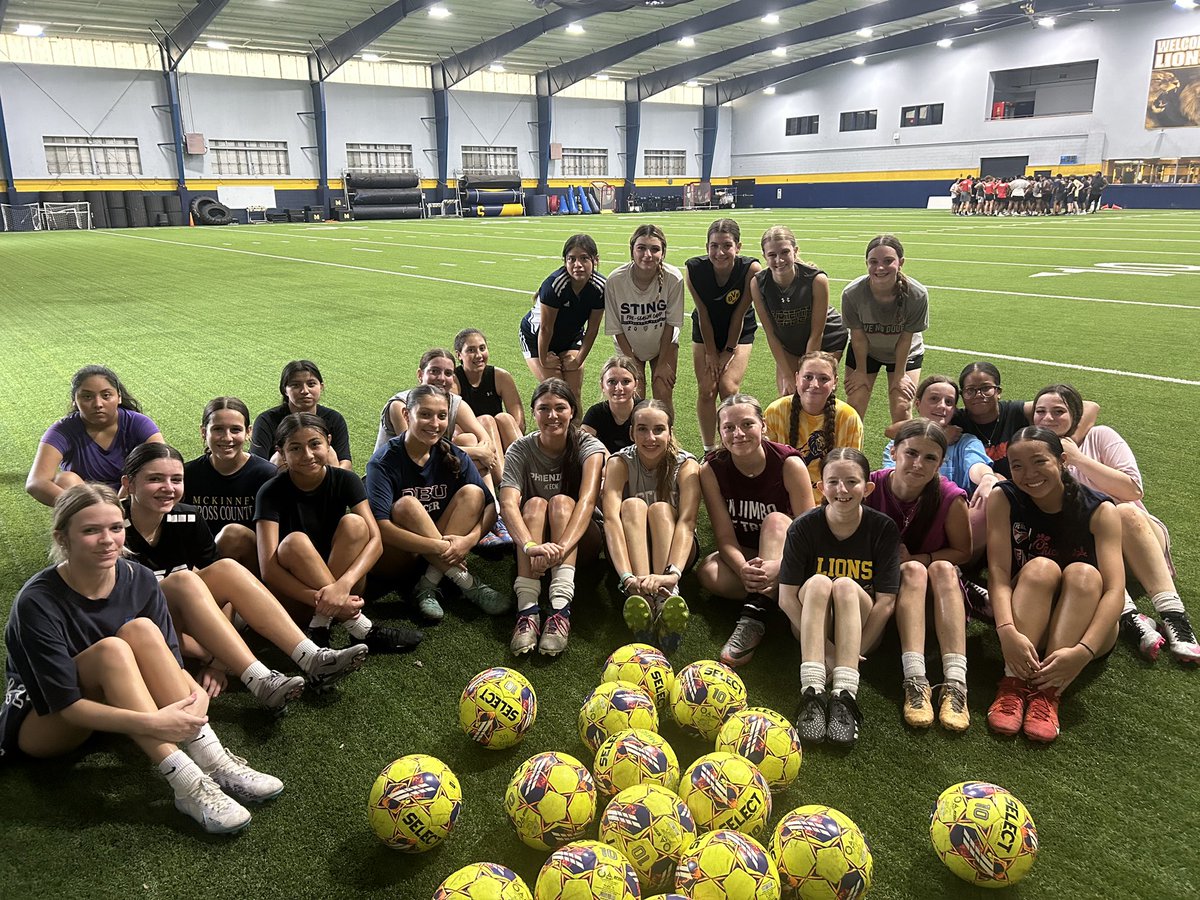 First Day of Summer Skills!! Great group of girls putting in the work!!🦁💙⚽️💛
#GoldStandard #FAMILY
<a href="/CoachLeonardTX/">Coach Nate Leonard, M.Ed.</a>
