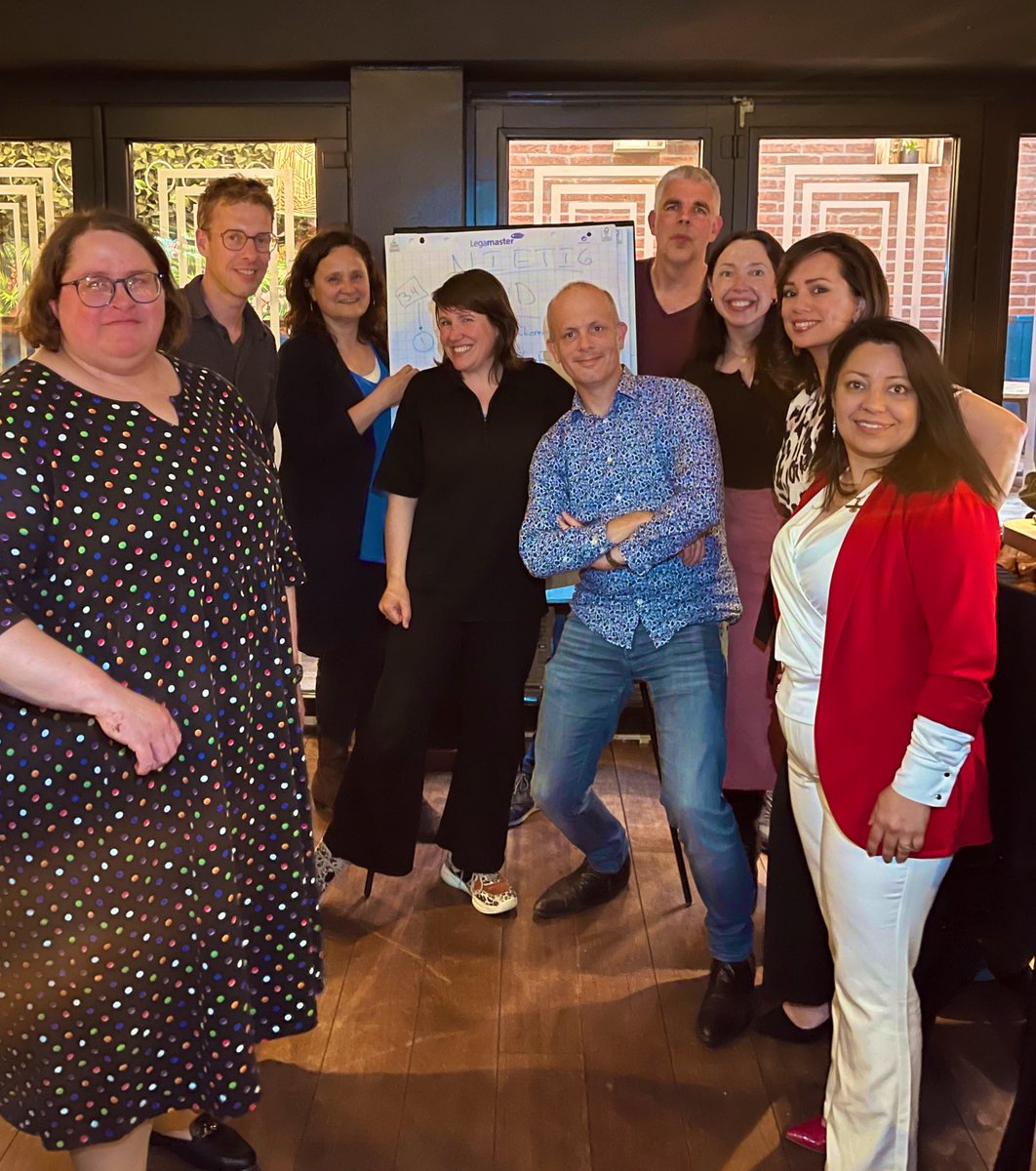 Vanavond was het juryberaad van de #klaretaalbokaal! Dank aan onze fantastische juryvoorzitter @ionicasmeets en leden <a href="/GVR73/">Rutger Kiezebrink 🎵</a>, Marianne de Knijf, <a href="/PAkbarizadeh/">Parisa Akbarzadehpoladi</a>, Talissa van der Weide, <a href="/KoendeMeulder/">Koen de Meulder</a>, Maarten Schoon en Ilse Westenenk. De winnaar maken we binnenkort bekend! 🏆👩🏻‍⚖️