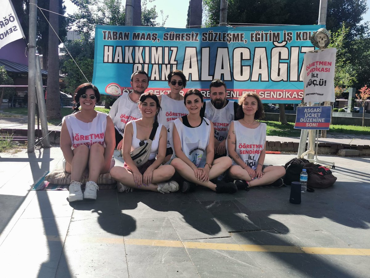 ogretmensendika's tweet photo. Kenetlenin dostlar! 
Yarın yeni bir gün.
Yarın 10. gün! Devam ediyoruz. 
#EğitimNöbetindeyiz https://t.co/XxaMihrNhU