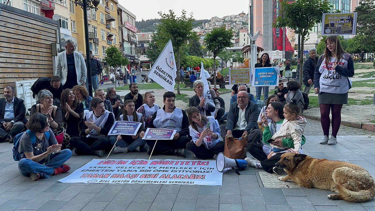 ogretmensendika's tweet photo. Kenetlenin dostlar! 
Yarın yeni bir gün.
Yarın 10. gün! Devam ediyoruz. 
#EğitimNöbetindeyiz https://t.co/XxaMihrNhU