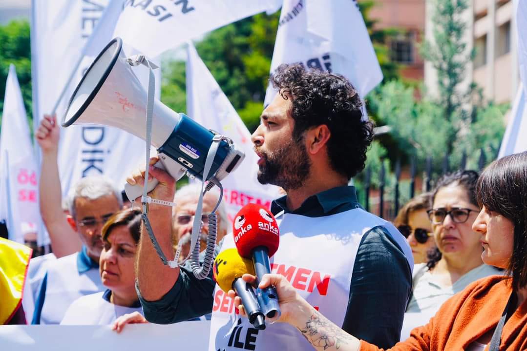 ogretmensendika's tweet photo. Kenetlenin dostlar! 
Yarın yeni bir gün.
Yarın 10. gün! Devam ediyoruz. 
#EğitimNöbetindeyiz https://t.co/XxaMihrNhU
