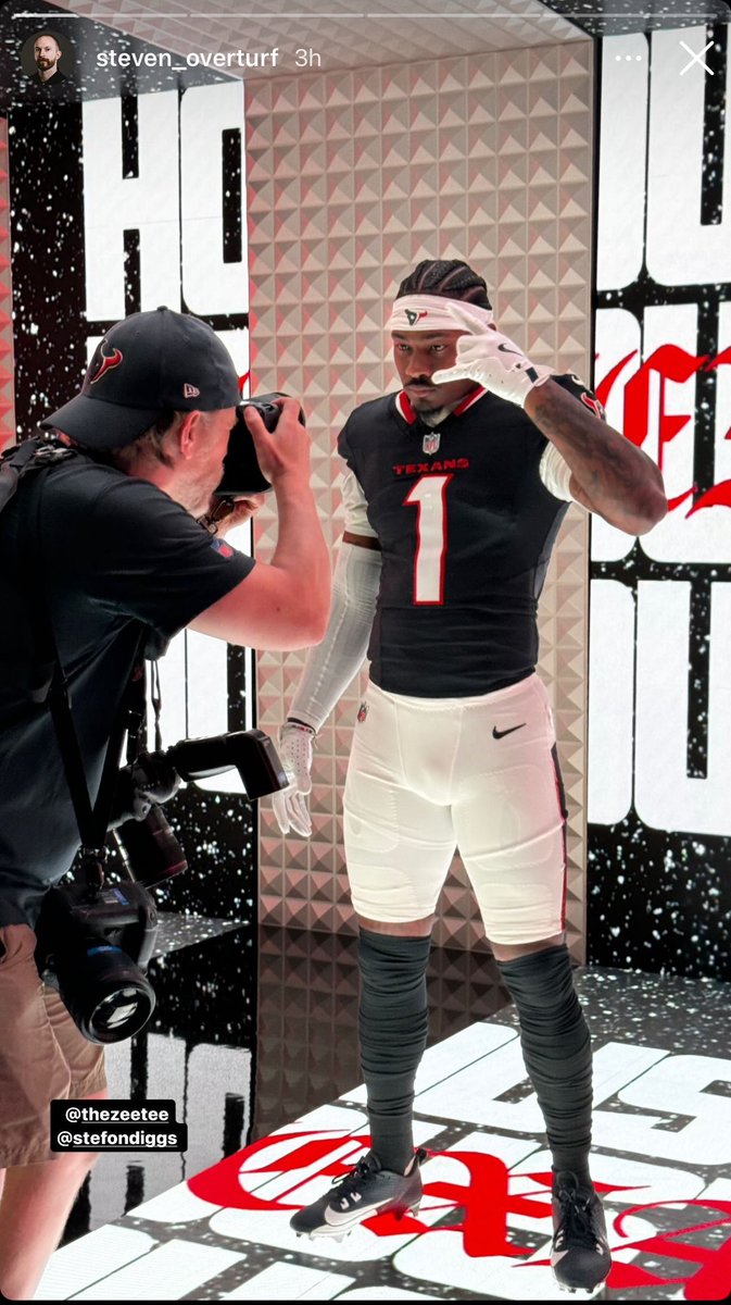 TexansCommenter's tweet photo. 🤘🏻 @stefondiggs 

📸 steven_overturf IG https://t.co/pZxaEmeJ10