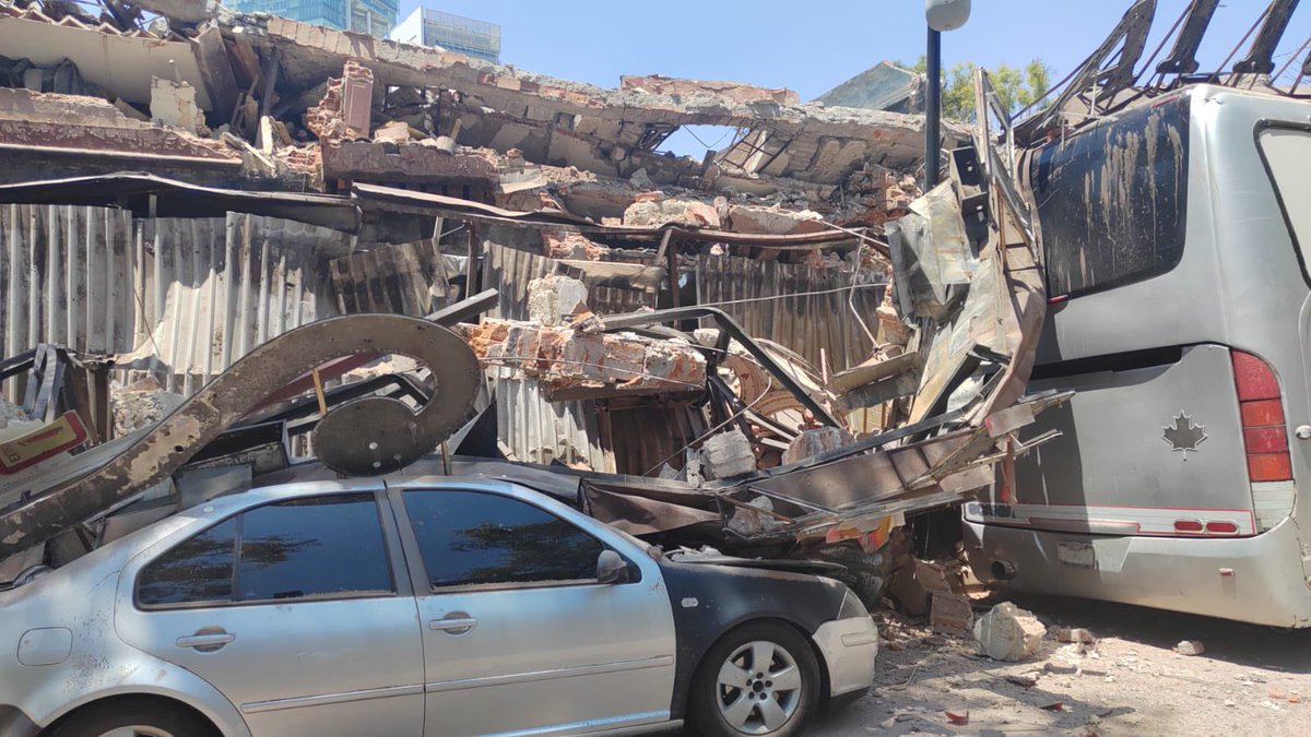 JCWilliams54's tweet image. Adiós al #ElPatio se colapsa la estructura del emblemático edificio del centro nocturno sobre calle Atenas y Bucareli en la @AlcCuauhtemocMx 
Se habla de dos personas lesionadas y vehículos aplastados