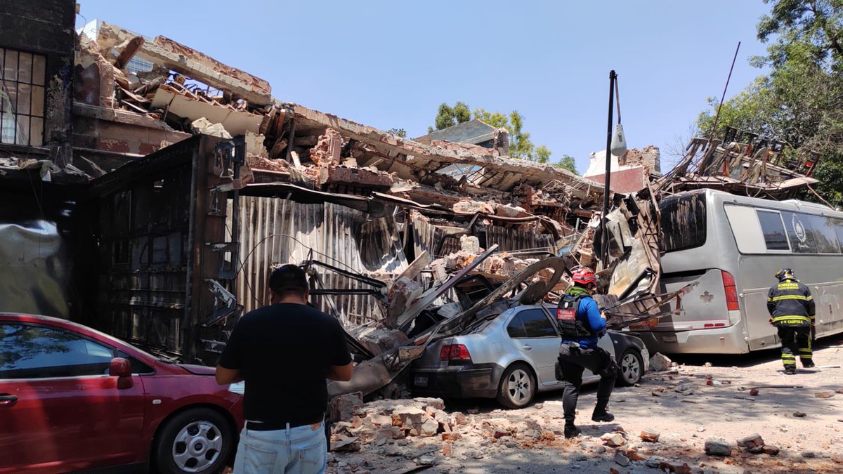 JCWilliams54's tweet image. Adiós al #ElPatio se colapsa la estructura del emblemático edificio del centro nocturno sobre calle Atenas y Bucareli en la @AlcCuauhtemocMx 
Se habla de dos personas lesionadas y vehículos aplastados