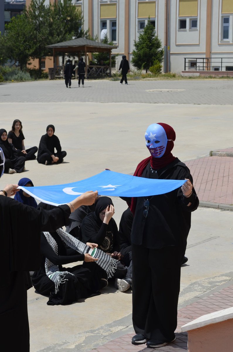 SenaYldrm2347's tweet photo. "Susmanın suça iştirak olduğunu bilecek kadar aklım başımda "
İsmet Özel 
#highschoolintifada https://t.co/xR6DDSP57p