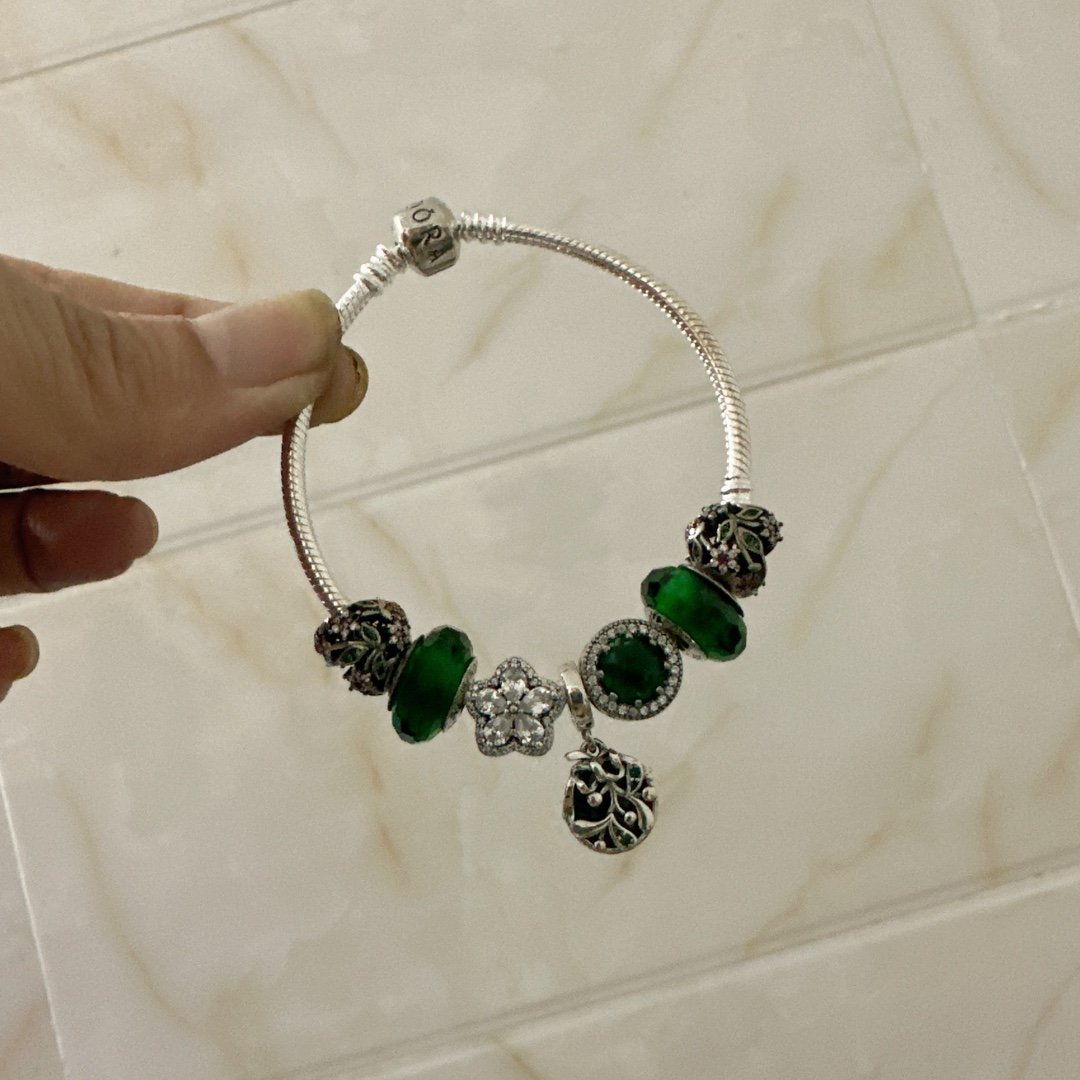 iluhya4's tweet photo. Pulsera de plata G5 Pandora 
Pulsera + 7 charms en plata 
$1750 
Incluye envío, pregunta por la dinámica 
#streetwear #moda #g5 https://t.co/AmOnPGEq20