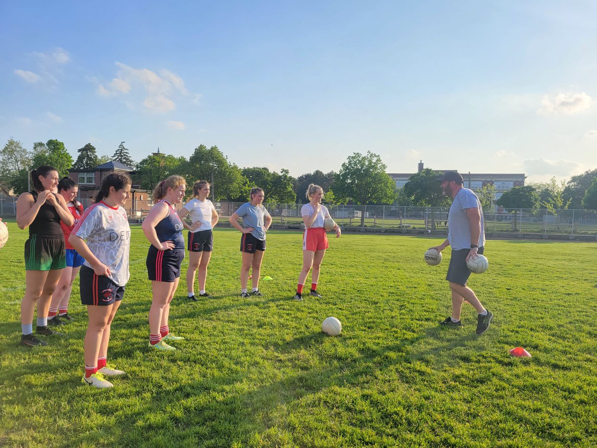 StPatsToronto's tweet photo. St.Pats Men and Ladies trainings take place every week on Mondays (West-end) and Wednesdays (East-end) ๐ If your interested in getting fit, training as part of a team and gaining access to a strong community, give us a shout ๐๐ป https://t.co/lbwcp1FK8w #irishintoronto https://t.co/me6XGwvijC