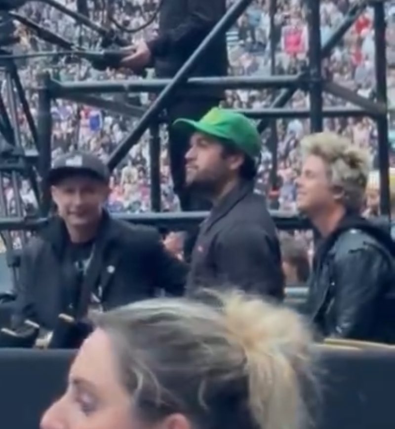 TSwiftNZ's tweet image. 📸 | @GreenDay’s Billie Joe Armstrong and Mike Dirnt are at the show tonight! #LyonTSTheErasTour