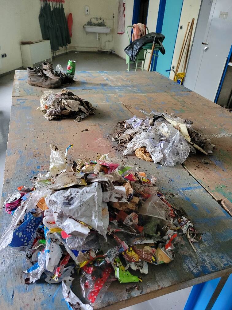 Collège Marcel PAGNOL, les élèves du club des ecodelegues ont mené une opération ramassage des déchets dans la cour de récréation. Ils ont ensuite trié les déchets par nature, plastiques, canettes... Ils ont ainsi pu observer qu'il y avait surtout des papiers de biscuits, bonbons