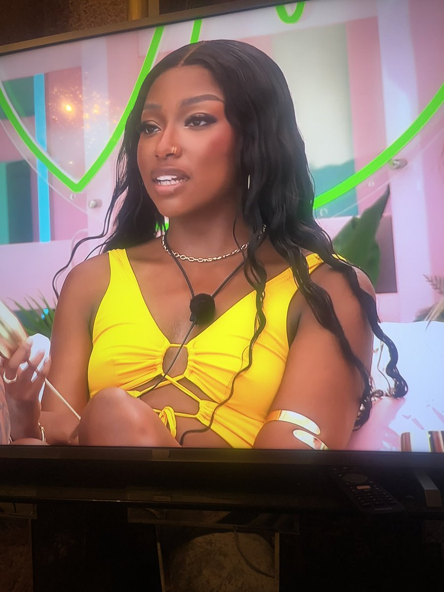 She_will_talk's tweet photo. Her face card is DEADLY😍😍😍 #loveisland https://t.co/JMAesr2mMy
