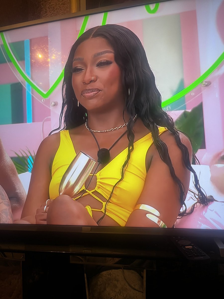 She_will_talk's tweet photo. Her face card is DEADLY😍😍😍 #loveisland https://t.co/JMAesr2mMy