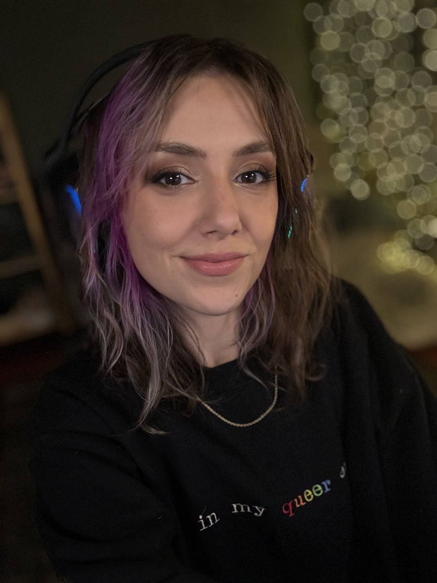 sleeby Stardew for your Monday afternoon ✨

my lil gay self is wearing a wonderfully gay <a href="/notbellattv/">bella 🏕</a> <a href="/ghmerch/">Greenhouse Merch</a> sweater for my first gay stream of this very gay month 🌈

💜 twitch.tv/elliejoypanic 💜