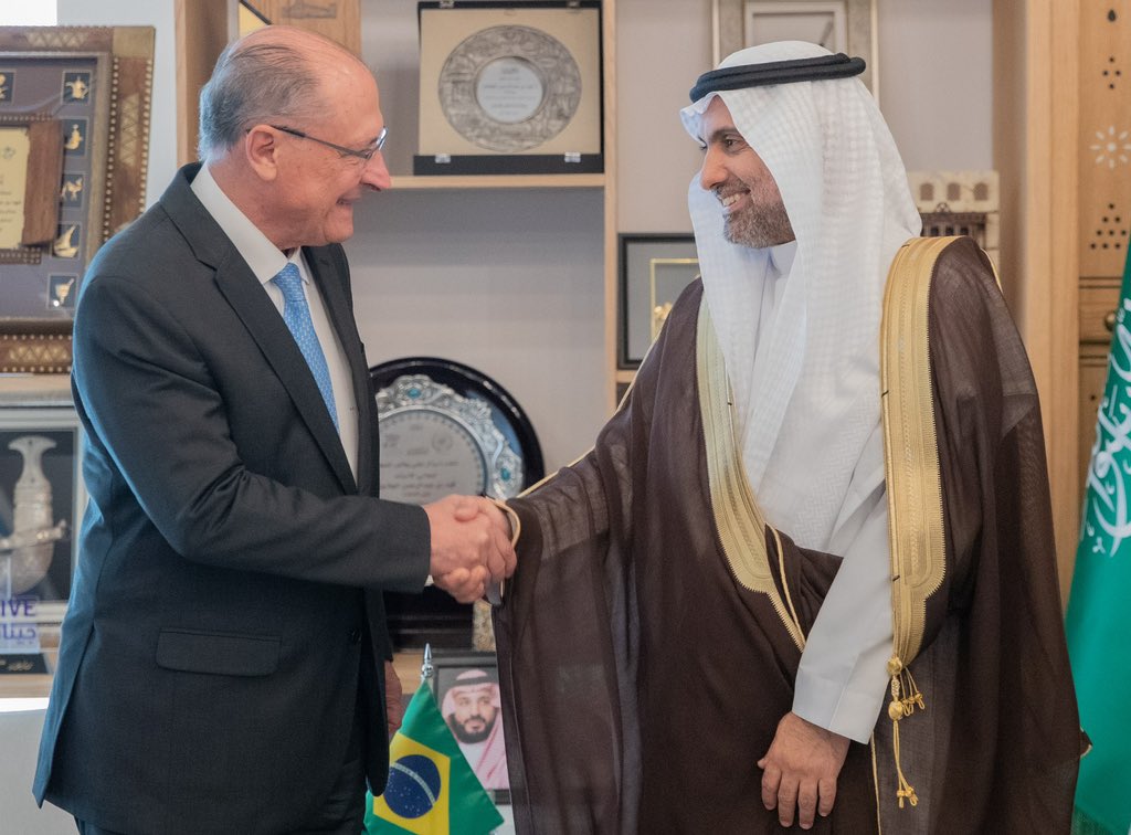 FahadAlJalajel's tweet photo. وطن الكفاءات والمشاريع الرائدة 🇸🇦

في مستشفى صحة الافتراضي، استقبلت نائب رئيس جمهورية البرازيل د.جيرالدو الكمين 🇧🇷 وأخي معالي وزير الاستثمار  @Khalid_AlFalih، حيث اطلعوا على ما يقدمه المستشفى من خدمات افتراضية في عدد من التخصصات النادرة؛ ساهمت في تسهيل الحصول على الخدمات الصحية https://t.co/r5VAabPxWI