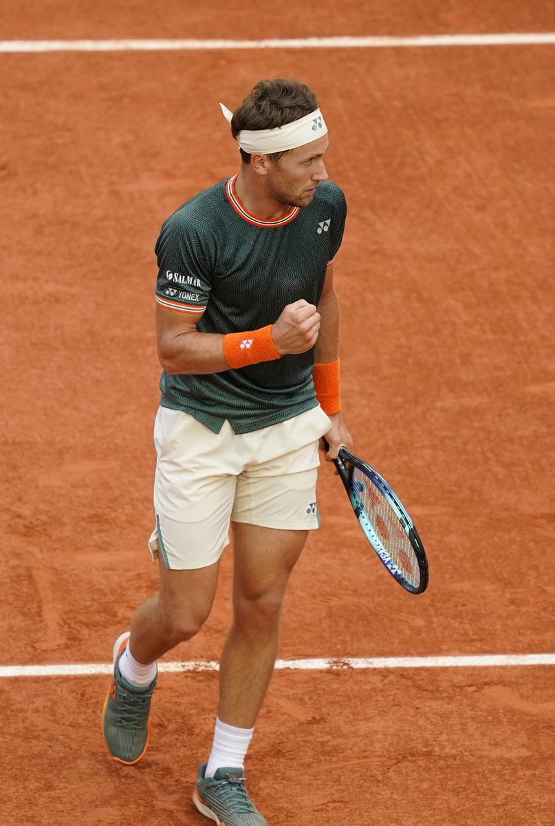 Ruud beats Fritz 7-6 3-6 6-4 6-2 at Roland Garros

3 consecutive Roland Garros Quarterfinals.  

Every time Casper plays on these courts, he puts on his Viking suit and just does what needs to be done. 

✅4th Grand Slam Quarterfinal

🇳🇴