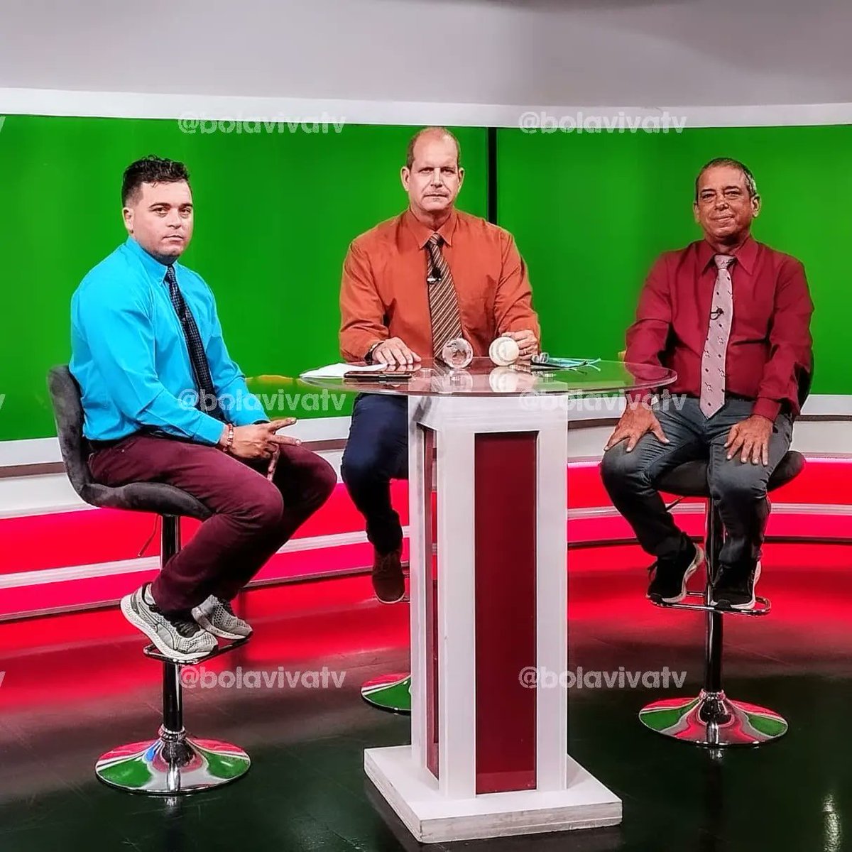 Se graba 🔴 

😉 El cambio de estudio es por un asunto puntual de producción. 

👔 Luce bien de rojo Renier González ¿Verdad?

📺 Lo esperamos este martes en nuestro horario habitual de las 6:30pm. 

 📸 Rayson Almeida &amp; Amarilis Sánchez