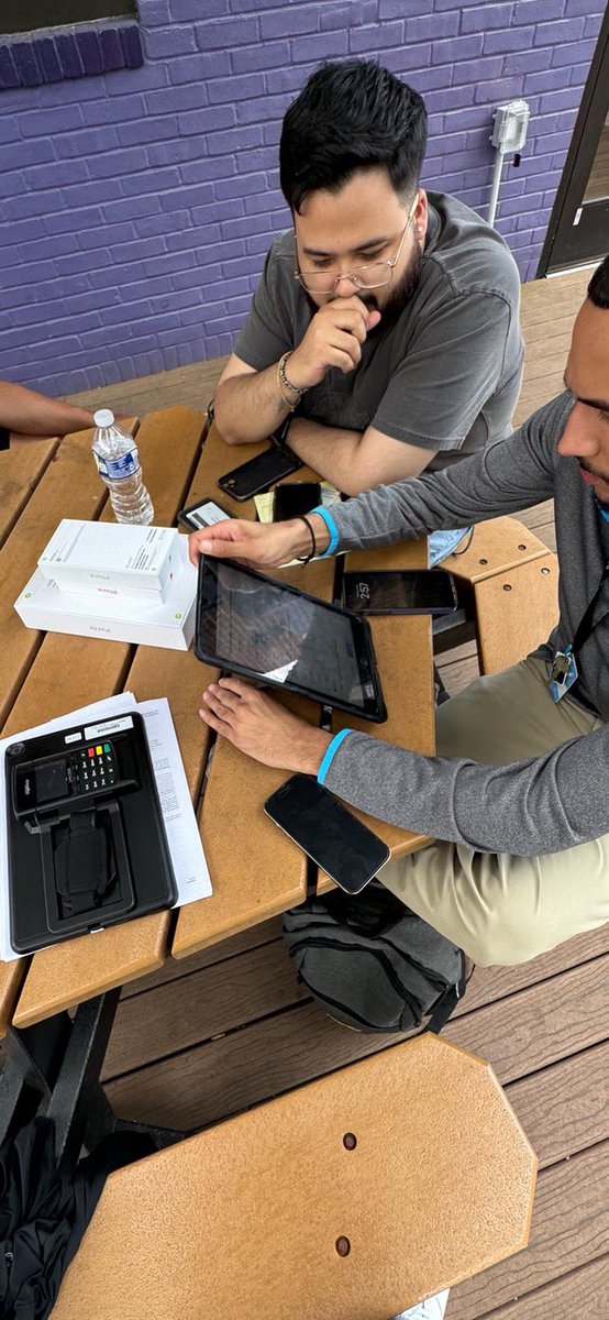 ragurosado's tweet photo. #GetYourSwagOutside #PVE #SmallBusinessLove
Ronaldo helping Manny close outside business ๐๐ฝ๐ผ @R9Wireless @ATTmanolo
@TeamPVEOHPA @bmf19149 https://t.co/9pgOWwZ8pR