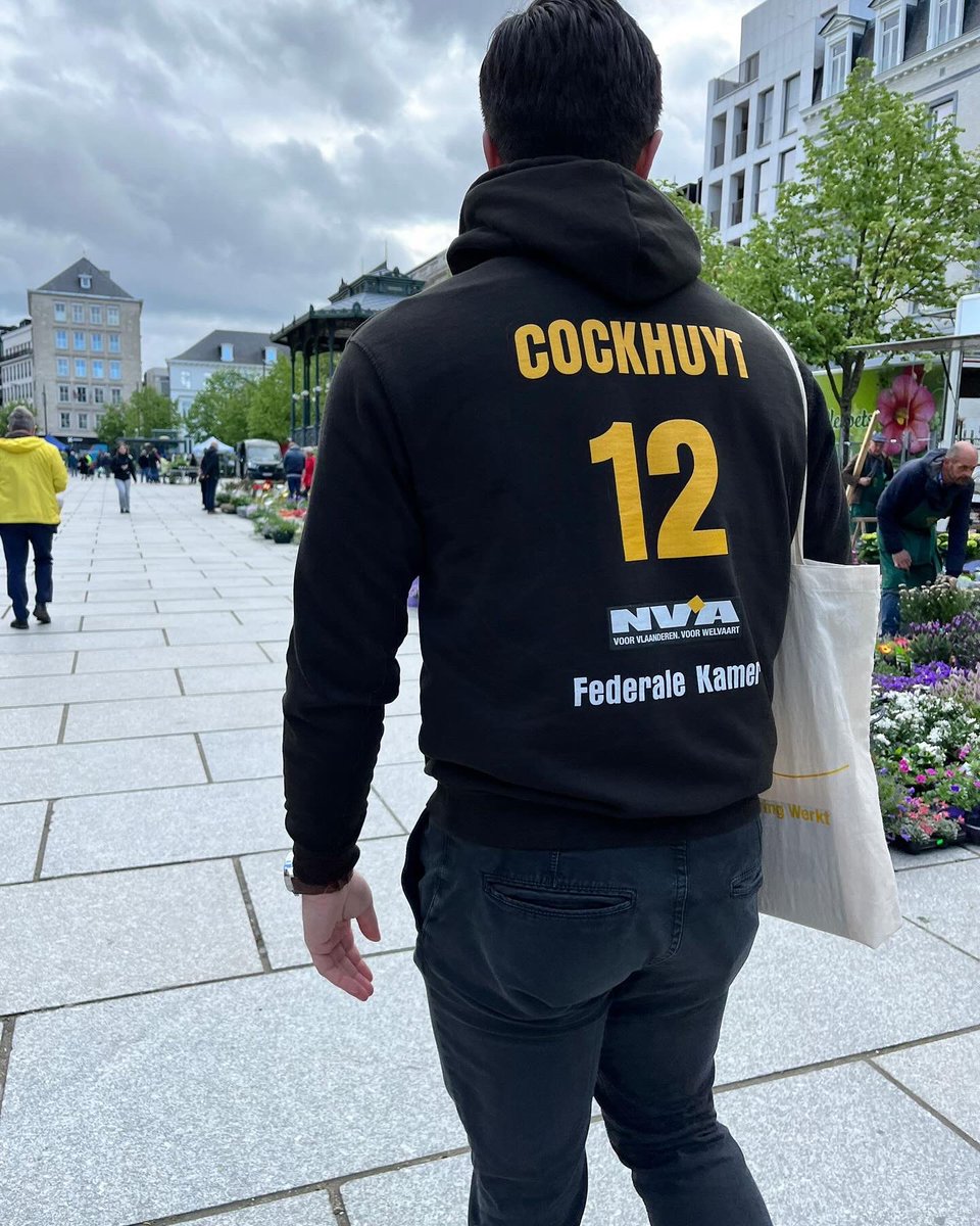 mcockhuyt's tweet photo. De bloemenmarkt op de Kouter is één van mijn favo markten 😍 @de_nva #kies24 #twaalfdeman #mathieuplaats12kamer #nva #gent #kouter #negenduust #stadgent #voorvlaamsewelvaart https://t.co/UsO8rDWdE7