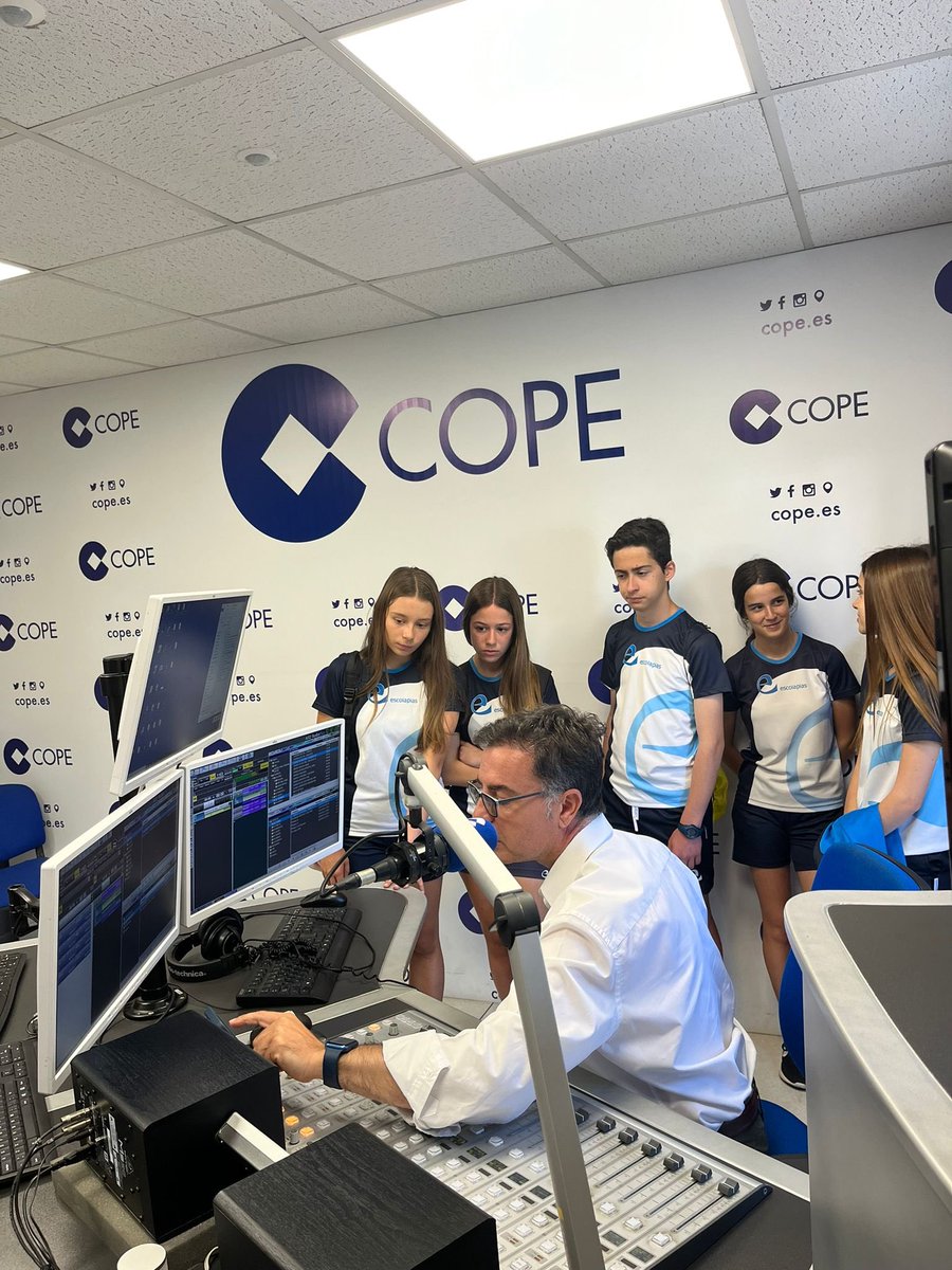 Un grupo de alumnos de 2° ESO que, durante el 2° trimestre realizaron un programa de radio en el aula, han visitado hoy los estudios de  <a href="/COPECordoba/">COPE Córdoba</a> , donde se han descubierto aspectos significativos y curiosidades de la radio,como medio de comunicación #321despierta #calasancio