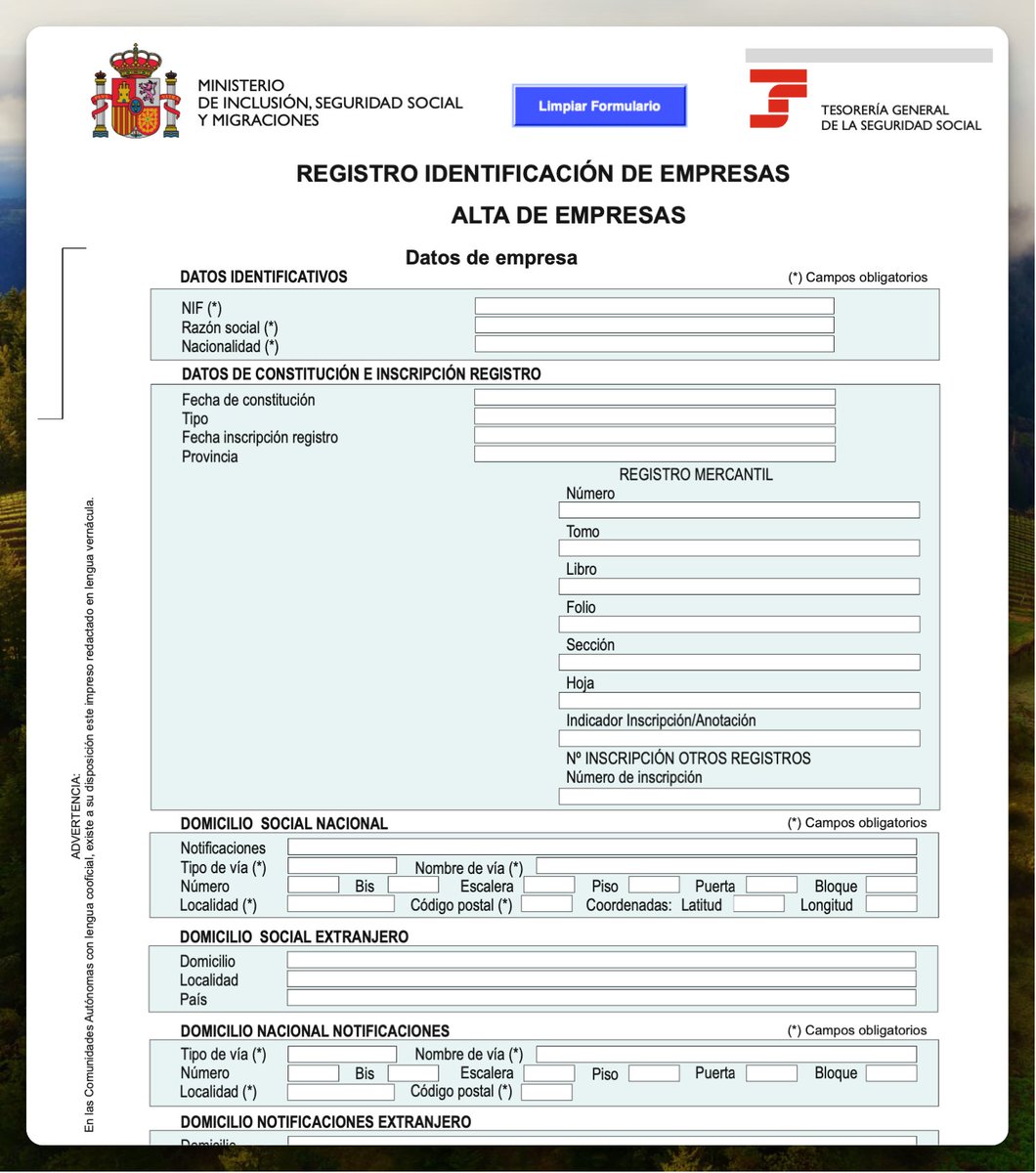JaimeObregon's tweet photo. ¿Me ayudáis a hacer un trámite digital?

Soy autónomo, y he recibido esta comunicación electrónica de la Seguridad Social.

1️⃣ Es decir, la SS me pide que les informe de qué sociedades formo parte. De acuerdo pero, ¿por qué no se lo preguntan ellos a Hacienda? ¡La Administración me está pidiendo datos que ya tiene!

Podrían presentarme un borrador precumplimentado con los datos de la AEAT y requerirme solamente que lo confirme o corrija. Como hacen con la declaración de la renta, por ejemplo.

Pero vale. Sigo las instrucciones que dice la comunicación y voy al servicio «Adjuntar documentación de trabajo autónomo». Encuentro dos documentos que parece que debo descargar, cumplimentar y enviarles.

Abro el primero y es un formulario PDF para cursar el alta de una empresa.

2️⃣ ¡Pero mi empresa ya está dada de alta en Hacienda y en la Seguridad Social! ¿Debo entonces cumplimentar este formulario?

3️⃣ ¿Por qué tengo que escribir encima de un PDF en lugar de cumplimentar el formulario en la web? Los formularios web son interactivos y pueden detectar errores de validación. Este formulario, en cambio, no tiene validación. Si cometo algún error, no me avisará.

4️⃣ ¿Por qué tiene un botón azul para borrar el formulario? Lo pulso y no borra nada. No funciona.

Me están pidiendo un montón de datos que ellos ya tienen. Eso me hace pensar que quizá este documento no es, aunque ahora me entra la duda. Decido pasar al siguiente.

Es otro formulario, aunque mucho más breve. Voy a cumplimentarlo.

(Sigue en el tuit siguiente). 👇