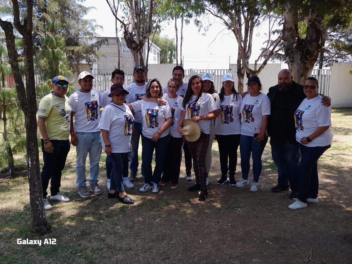 ConalepToluca's tweet photo. "El vínculo que te une a tu verdadera familia no es el de la sangre, sino el del respeto y la alegría que tú sientes por las vidas de ellos y ellos por la tuya." (Richard Bach)

En días pasados se realizó una convivencia familiar, en donde participaron Docentes, Administrativos https://t.co/ihb9WEi5ff