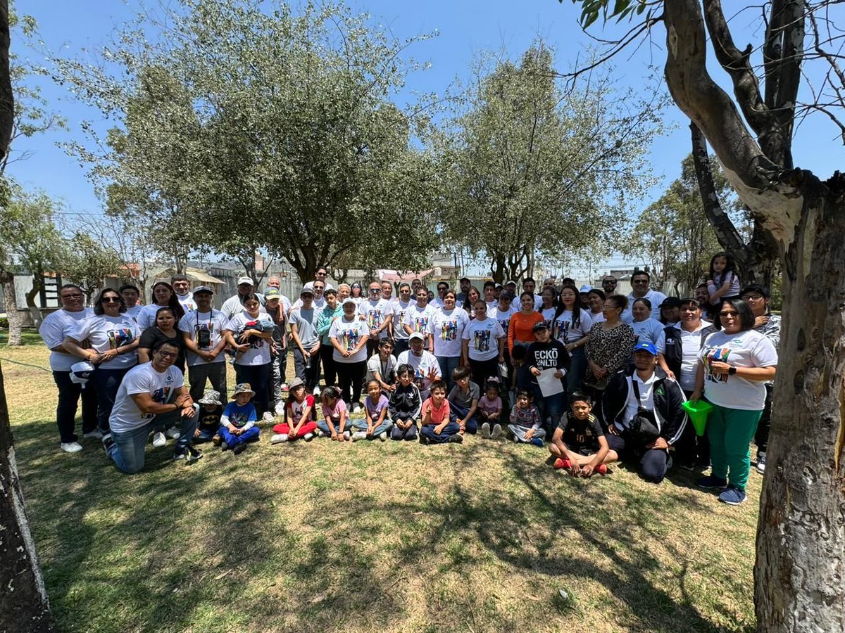 ConalepToluca's tweet photo. "El vínculo que te une a tu verdadera familia no es el de la sangre, sino el del respeto y la alegría que tú sientes por las vidas de ellos y ellos por la tuya." (Richard Bach)

En días pasados se realizó una convivencia familiar, en donde participaron Docentes, Administrativos https://t.co/ihb9WEi5ff