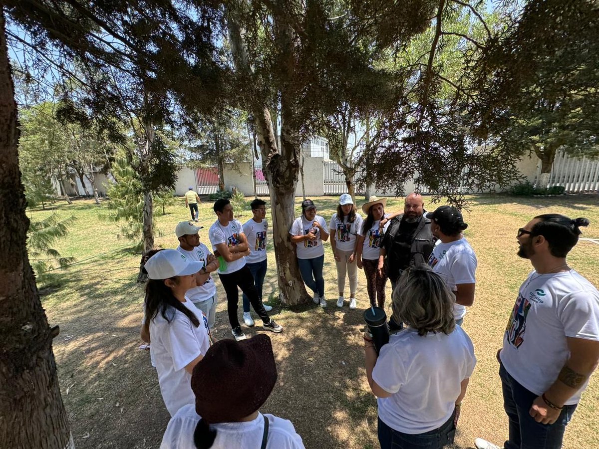 ConalepToluca's tweet photo. "El vínculo que te une a tu verdadera familia no es el de la sangre, sino el del respeto y la alegría que tú sientes por las vidas de ellos y ellos por la tuya." (Richard Bach)

En días pasados se realizó una convivencia familiar, en donde participaron Docentes, Administrativos https://t.co/ihb9WEi5ff