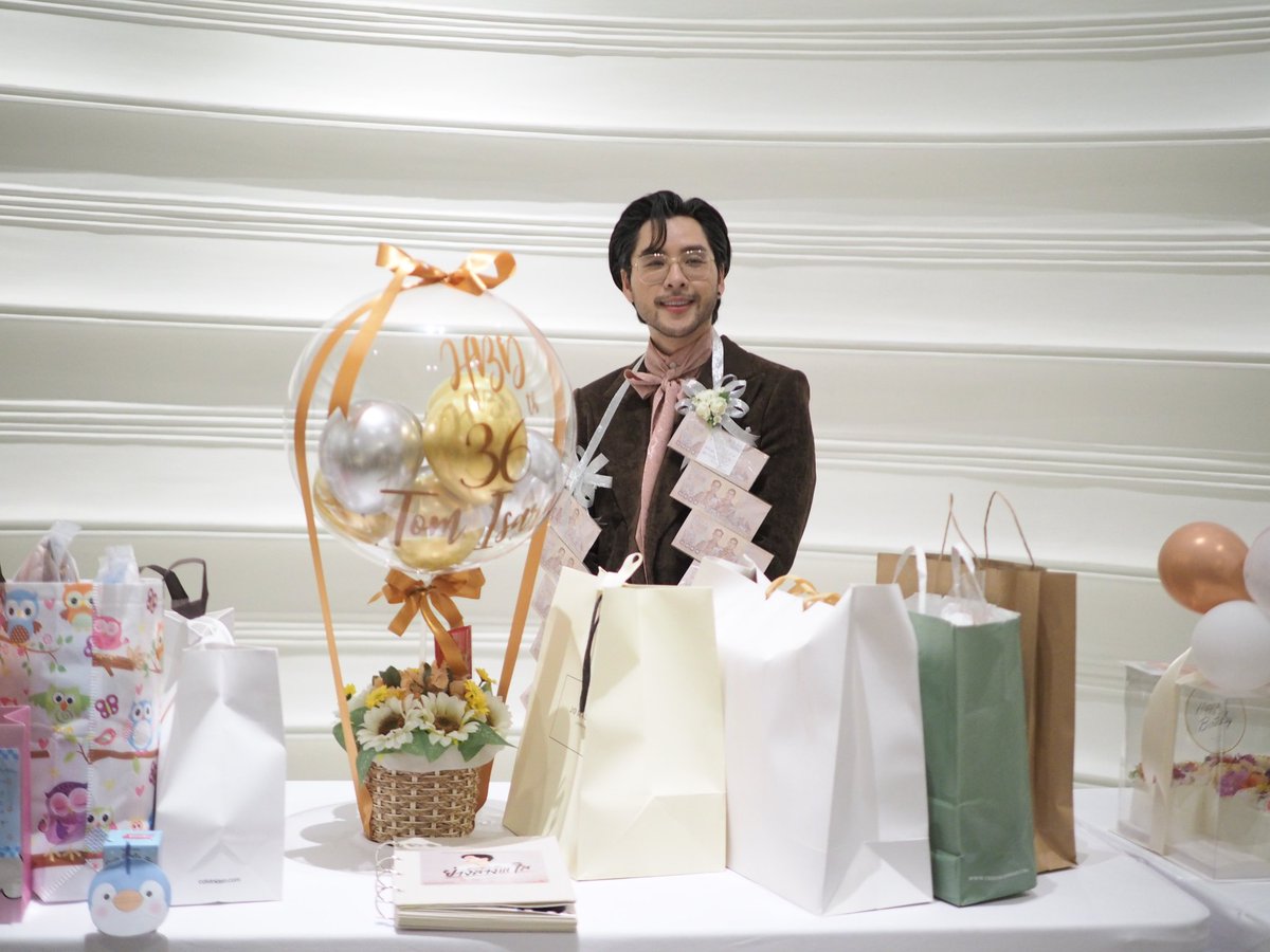 longdopizza's tweet photo. We love u na :)
#tomisara #อายุครบ36ย่างสามแจ๊ส #TomBirthdayFanMeeting https://t.co/xbYTpP9EIx