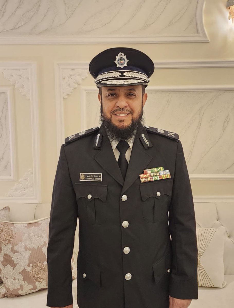 #اللواء_بدر_الغضوري
مسيرة عمل حافلة بالإنجازات بخدمة البلاد والعباد ولم تكن مقتصرة بالعمل بوزارة الداخلية وحفظ الأمن بل توسعة 
إلى عمل الندوات والمحاضرات وورش العمل التي فيها القيم الأخلاقية والتوعية والارشاد من المخدرات والمشاجرات والإساءات في وسائل التواصل الاجتماعي وغيرها