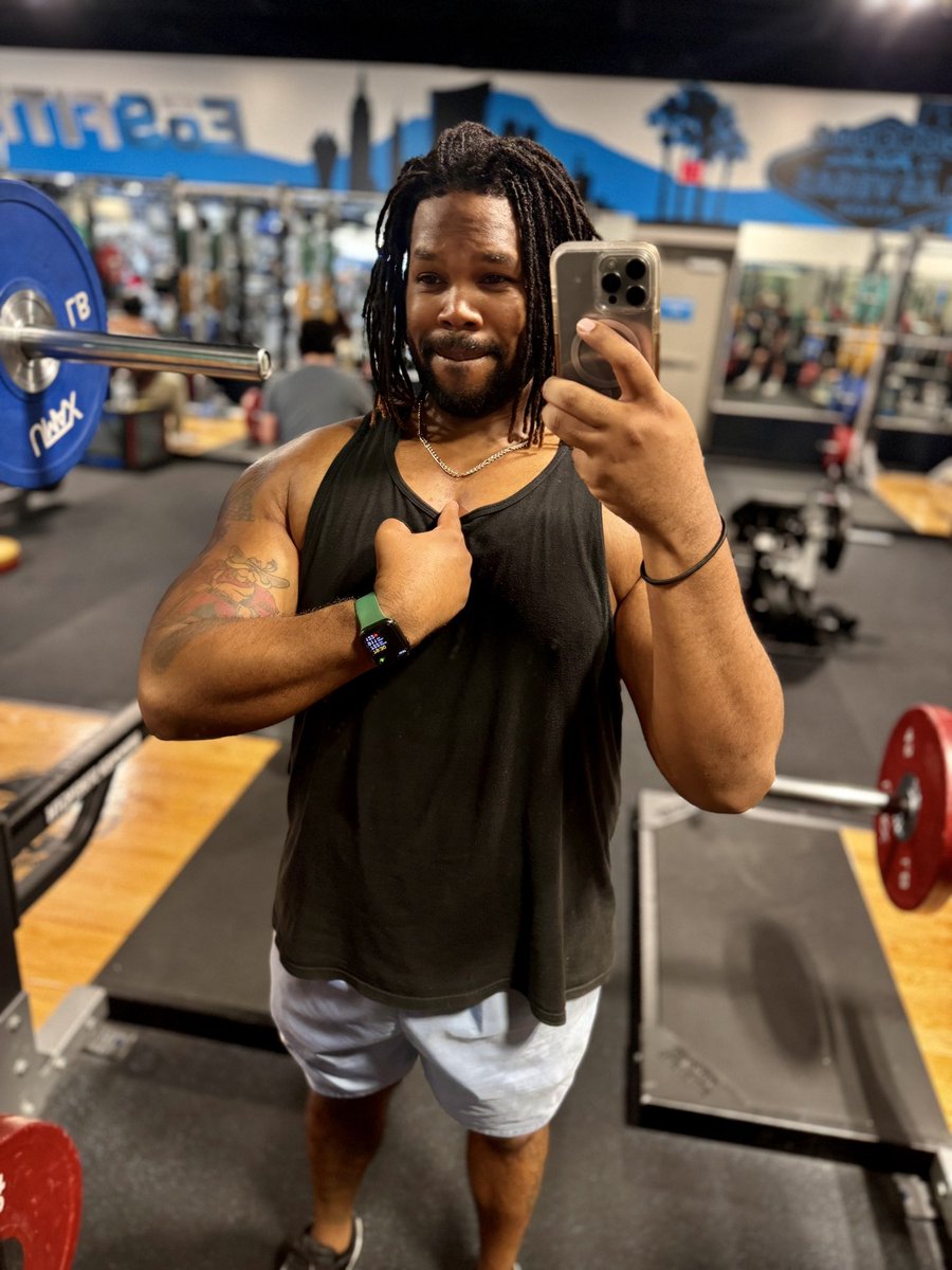 dubl_dee09's tweet photo. Them gains is gaining. This little divot/cut in my chest is without a doubt my favorite part of my journey. I’m so in love with me right now it’s not even funny. #GymShit #FatboyFit #ILoveMe #MuscleMondays #Gains https://t.co/nOmrYoJSon