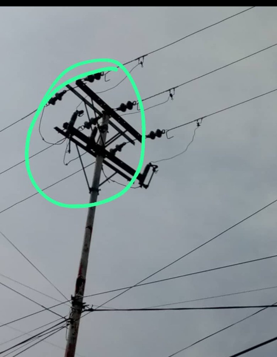 heidihernanga's tweet photo. @CorpoelecInfo el sector morochas 2 de @Ciudad_Ojeda padeciendo hace años a causa de la misma cuchilla que se cae y @CorpoelecInfo viene la sube pero nunca hacen un buen trabajo @somosnoticiacol hasta cuándo??? https://t.co/cfgCKWt4vU