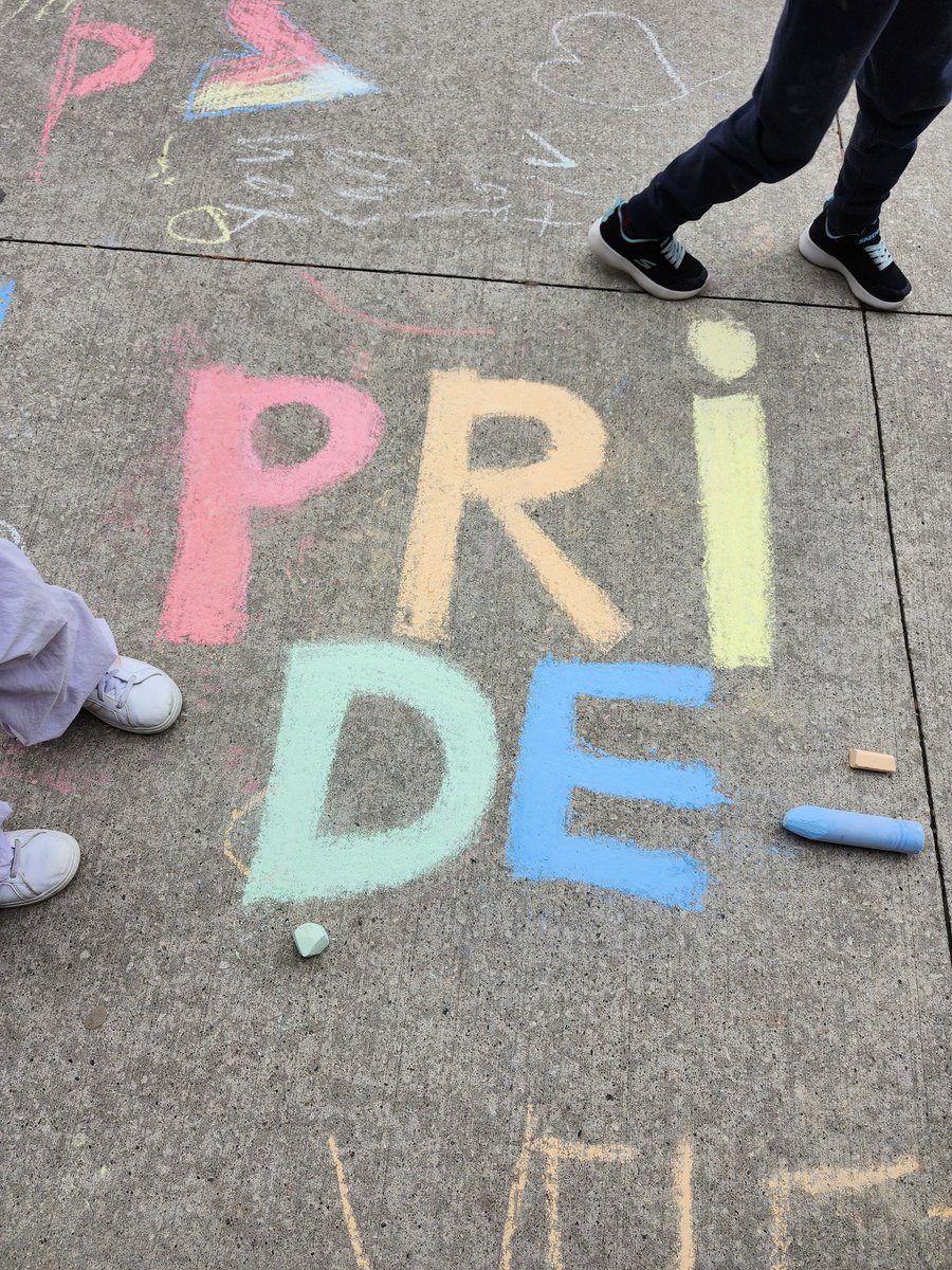 CatherineSprat3's tweet photo. At Castle Oaks, we are inclusive and accepting of everyone. Love wins over hate! 🏳️‍🌈❤️🧡💛💚💙💜 https://t.co/Z8wHZ1ases