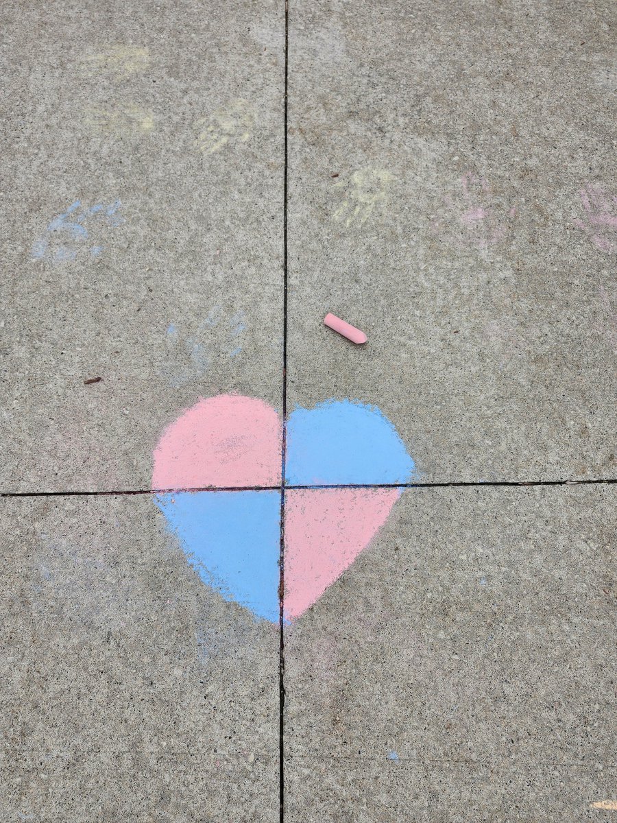 CatherineSprat3's tweet photo. At Castle Oaks, we are inclusive and accepting of everyone. Love wins over hate! 🏳️‍🌈❤️🧡💛💚💙💜 https://t.co/Z8wHZ1ases