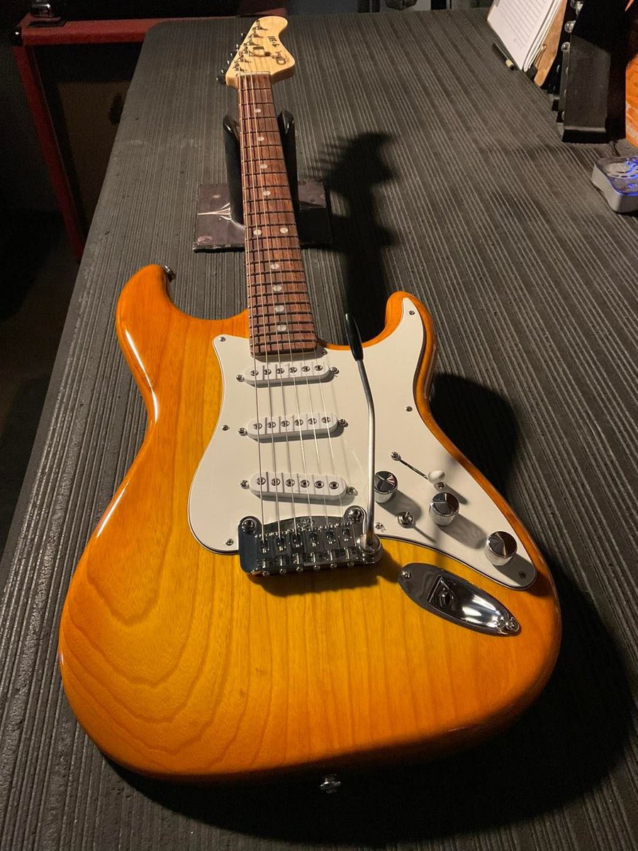 GandLGuitars's tweet photo. Here’s a CLF Research S•500 in Honeyburst over swamp ash. Built for @Audiomusica in Santiago, Chile. #Audiomusica #glguitars https://t.co/UBIj6c9dzJ