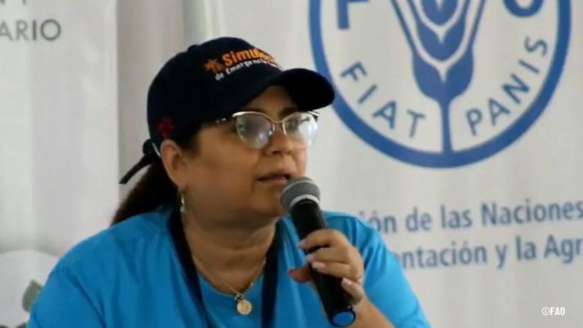 FAOEcuador's tweet photo. 🗨 "La gestión del riesgo es el camino a seguir. La preparación y la prevención son factores clave para proteger al banano, un importante cultivo para el país", indicó @LlaugerRaixa, Oficial de Agricultura de la @FAO. https://t.co/IdW3CyeqLu
